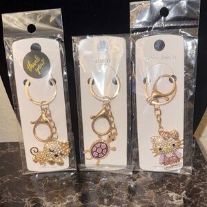 Keychains featuring a turtle and two kittens